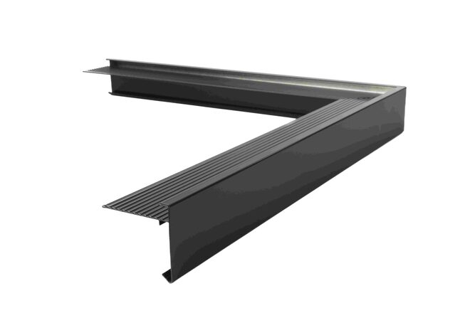 Aluminium-daktrim-80-x-64mm-RAL-9005-buitenhoek